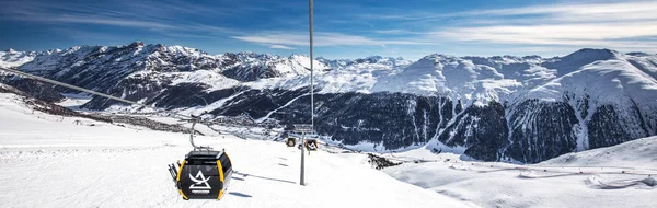 Livigno, Itálie-únor. 2019-lyžaři ve lyžařském letovisku Carosello 3000, Livigno, Itálie, Evropa — Stock fotografie