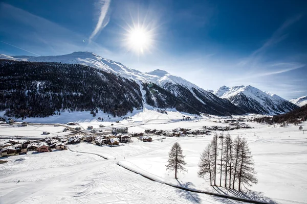 Livigno, vesnice na čerstvém sněhu, Livigno, Itálie, Evropa. — Stock fotografie