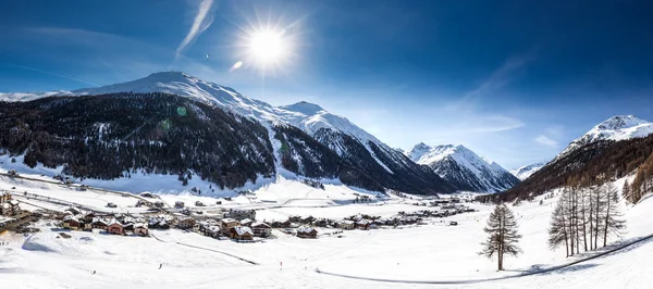 Livigno, vesnice na čerstvém sněhu, Livigno, Itálie, Evropa. — Stock fotografie