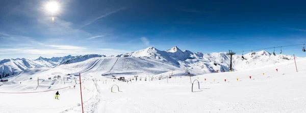 Esqui de esquiadores em Carosello 3000 estância de esqui, Livigno, Itália, Europa — Fotografia de Stock