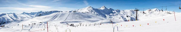 Skidåkare skidåkning i Carosello 3000 skidort, Livigno, Italien, Europa — Stockfoto