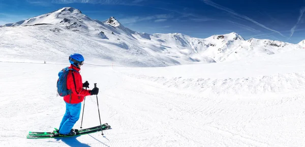 Alpler, Livigno, İtalya, Avrupa'da ünlü kayak merkezinde poz veren kayakçı. — Stok fotoğraf