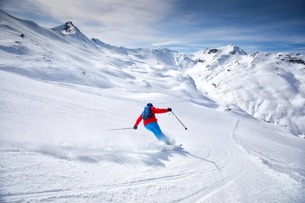 Genç çekici kayakçı Alpler, Livigno, İtalya ve Avrupa 'daki ünlü kayak merkezinde kayak yapıyor. — Stok fotoğraf