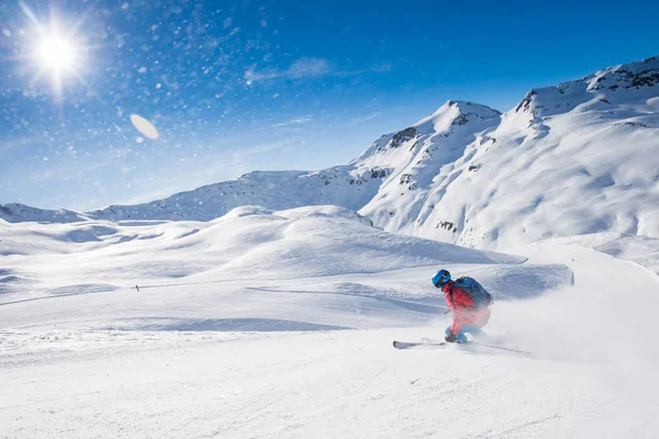 Jovem esquiador atraente esqui na famosa estância de esqui em Alpes, Livigno, Itália, Europa — Fotografia de Stock