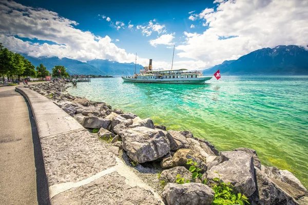 Famoso barco de vapor en la ciudad de Vevey cerca de Montreux con los Alpes suizos i —  Fotos de Stock