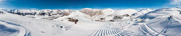 Livigno, Itálie-únor. 2019-lyžaři ve lyžařském letovisku Carosello 3000, Livigno, Itálie, Evropa — Stock fotografie