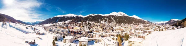 Вид с воздуха на город Давос с лыжными склонами зимой, Grisons, Швейцария — стоковое фото