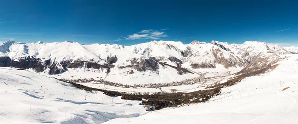 LIVIGNO, ITÁLIA - Fevereiro 2019 - Esquiadores esquiando em Carosello 3000 estância de esqui, Livigno, Itália, Europa — Fotografia de Stock