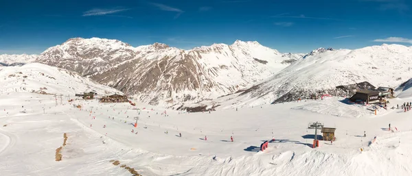 LIVIGNO, ITÁLIA - Fevereiro 2019 - Esquiadores esquiando em Carosello 3000 estância de esqui, Livigno, Itália, Europa — Fotografia de Stock