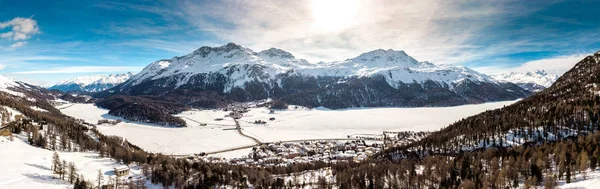 Prachtig uitzicht op Silsersee, Silvaplanersee, Engadin en Maloja in wintertijd, Zwitserland, Europa — Stockfoto