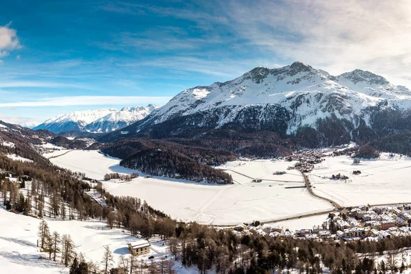Impresionante vista de Silsersee, Silvaplanersee, Engadin y Maloja en invierno, Suiza, Europa —  Fotos de Stock