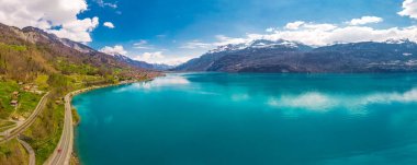 Brienz gölü Brienz gölü üzerinde Interlaken İsviçre Alpleri arka planda karla kaplı, İsviçre, Avrupa