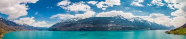 Interlaken tarafından Brienz Gölü arka planda karla kaplı İsviçre Alpleri ile, İsviçre, Avrupa