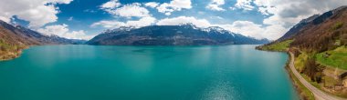 Interlaken tarafından Brienz Gölü arka planda karla kaplı İsviçre Alpleri ile, İsviçre, Avrupa