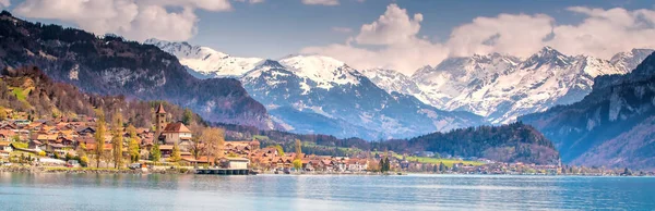 Brienz kota di danau Brienz oleh Interlaken dengan Alpen Swiss ditutupi oleh salju di latar belakang, Swiss, Eropa — Stok Foto