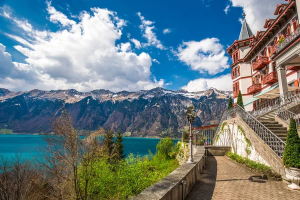 Brienz, 21. dubna 2019-jezero Brienz s vodopádem Giessbach, který Interlaken se švýcarskými Alpami pokrytých sněhem na pozadí, Švýcarsko, Evropa — Stock fotografie