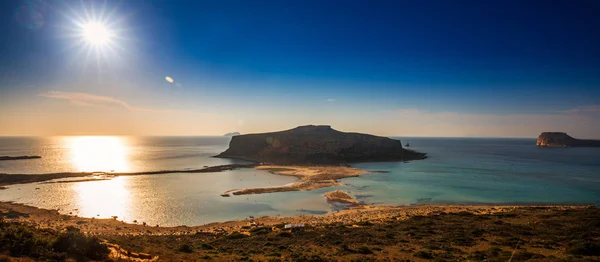 Lagoa de Balos na ilha de Creta com águas límpidas azuis, Grécia, Europa. Creta é a maior e mais populosa das ilhas gregas — Fotografia de Stock