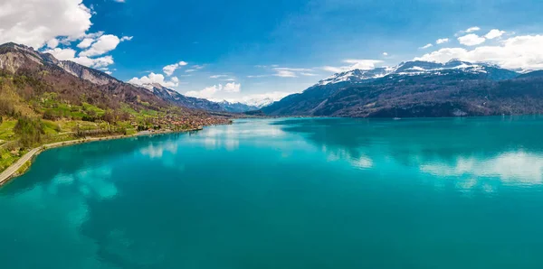 Brienz town on lake Brienz by Interlaken with the Swiss Alps covered by snow in the background, Switzerland, Europe — Stock Photo, Image