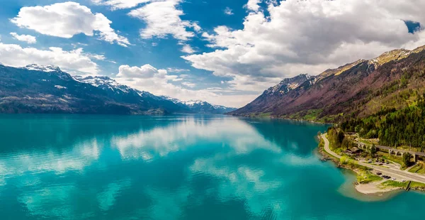 Brienz miasto nad jeziorem Brienz przez Interlaken z Alpy Szwajcarskie pokryte śniegiem w tle, Szwajcaria, Europa — Zdjęcie stockowe