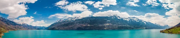 Lago Brienz por Interlaken con los Alpes suizos cubiertos de nieve en el fondo, Suiza, Europa —  Fotos de Stock