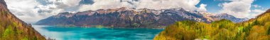 Interlaken tarafından Brienz Gölü arka planda karla kaplı İsviçre Alpleri ile, İsviçre, Avrupa