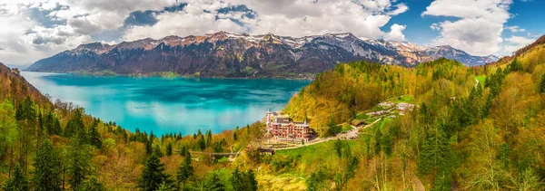 Brienz-tó Interlaken-val a svájci Alpokban, a háttérben hóval borított, Svájc, Európa — Stock Fotó