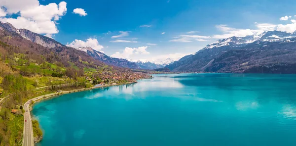 Brienz város a Brienz-tó Interlaken által a svájci Alpok alá tartozó hó a háttérben, Svájc, Európa — Stock Fotó