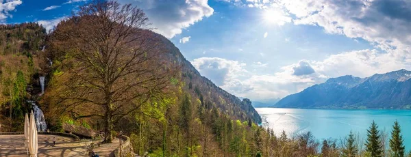 BRIENZ, 21 aprile 2019 - Lago di Brienz wir Giessbach woterfall di Interlaken con le Alpi svizzere innevate sullo sfondo, Svizzera, Europa — Foto Stock