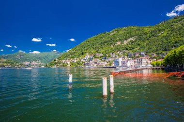 Como, İtalya - 1 Haziran 2019 - Dağlarla çevrili Como kasabası