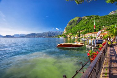 Arka planda dağlar ile Como Gölü Üzerinde Menaggio eski şehir, Lombardiya, İtalya, Avrupa