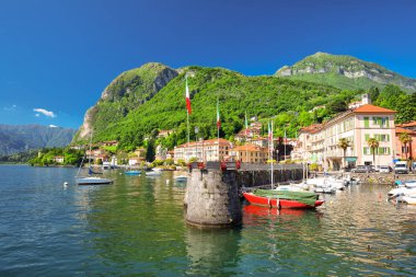 Arka planda dağlar ile Como Gölü Üzerinde Menaggio eski şehir, Lombardiya, İtalya, Avrupa