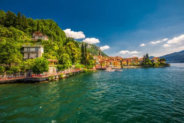 Varenna, İtalya - 1 Haziran 2019 - Arka planda dağları olan Varenna eski şehir, İtalya, Avrupa