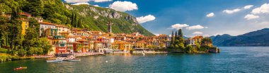 Varenna, İtalya - 1 Haziran 2019 - Arka planda dağları olan Varenna eski şehir, İtalya, Avrupa