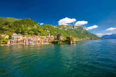 Arka planda dağlar ile Como Gölü Üzerinde Varenna eski şehir, Lombardiya, İtalya, Avrupa