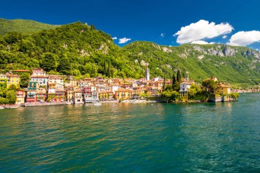 Arka planda dağlar ile Como Gölü Üzerinde Varenna eski şehir, Lombardiya, İtalya, Avrupa