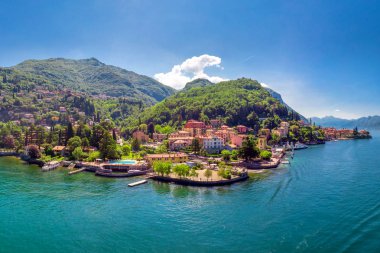 İtalyan bölgesi Lombardiya, İtalya, Avrupa Lecco Eyaleti'nde dağlarla çevrili Como Gölü'ndeki Varenna köyü
