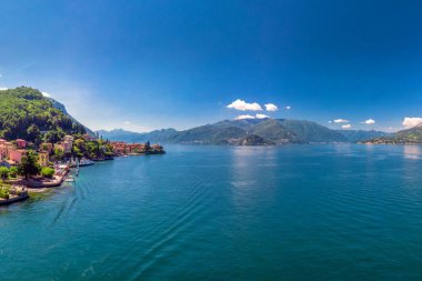 İtalyan bölgesi Lombardiya, İtalya, Avrupa Lecco Eyaleti'nde dağlarla çevrili Como Gölü'ndeki Varenna köyü