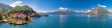 İtalyan bölgesi Lombardiya, İtalya, Avrupa Lecco Eyaleti'nde dağlarla çevrili Como Gölü'ndeki Varenna köyü