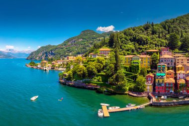 Arka planda dağlar ile Como Gölü Üzerinde Varena eski şehir havadan görünümü, İtalya, Avrupa