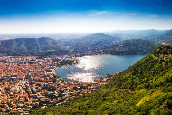 이탈리아 롬바르디아, 이탈리아, 유럽의 산으로 둘러싸인 코모 호수의 코모 마을 — 스톡 사진