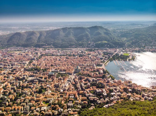 Como stad aan het Comomeer omringd door bergen in de Italiaanse regio Lombardije, Italië, Europa — Stockfoto