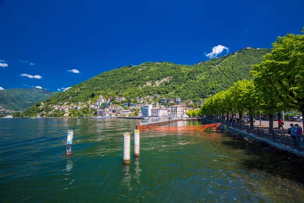 COMO, ITALIA - 1 de junio de 2019 - Como ciudad rodeada de montañas — Foto de Stock