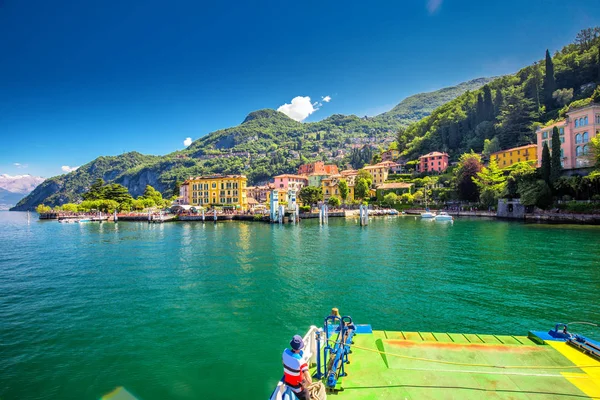 Arka planda dağlar ile Como Gölü Üzerinde Varena eski şehir, İtalya, Avrupa — Stok fotoğraf