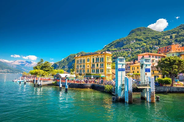Arka planda dağlar ile Como Gölü Üzerinde Varena eski şehir, İtalya, Avrupa — Stok fotoğraf