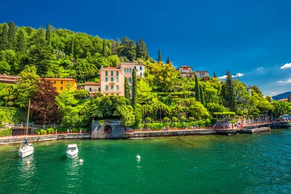 Varenna, İtalya - 1 Haziran 2019 - Arka planda dağları olan Varenna eski şehir, İtalya, Avrupa — Stok fotoğraf