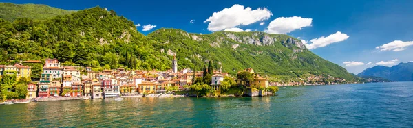 Varenna casco antiguo en el lago de Como con las montañas en el fondo, Lombardía, Italia, Europa —  Fotos de Stock