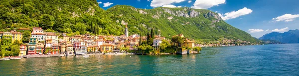 Arka planda dağlar ile Como Gölü Üzerinde Varenna eski şehir, Lombardiya, İtalya, Avrupa — Stok fotoğraf