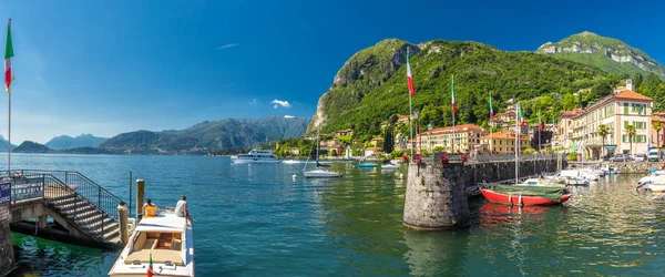 Arka planda dağlar ile Como Gölü Üzerinde Menaggio eski şehir, Lombardiya, İtalya, Avrupa — Stok fotoğraf