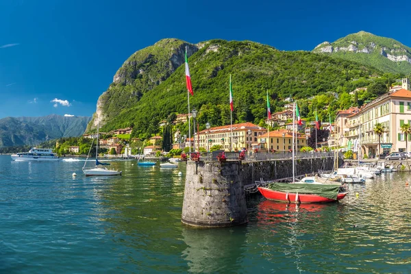 Arka planda dağlar ile Como Gölü Üzerinde Menaggio eski şehir, Lombardiya, İtalya, Avrupa — Stok fotoğraf