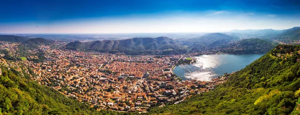 Como Gölü üzerinde Como şehir İtalyan bölgesi Lombardy, İtalya, Avrupa dağlarla çevrili — Stok fotoğraf